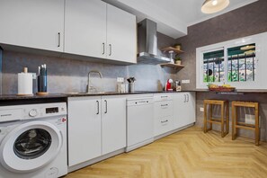 Kjøleskap, mikrobølgeovn, oppvaskmaskin og kaffetrakter/tekoker