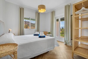 7 bedrooms, iron/ironing board, internet, bed sheets