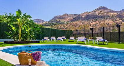 Countryside house for 14 with private pool, BBQ & garden near Málaga 30 min
