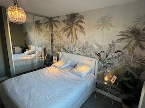 2 habitaciones, tabla de planchar con plancha y cuna de viaje