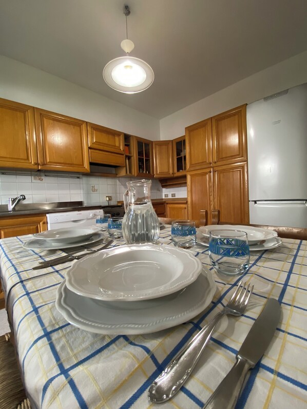 Réfrigérateur, un four, surface de cuisson, lave-vaisselle