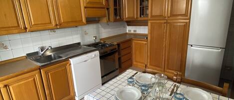 Fridge, oven, stovetop, dishwasher