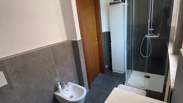 Doccia, bidet, asciugamani, sapone