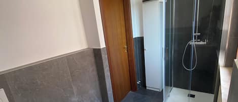 Dusche, Bidet, HandtĂŒcher, Seife