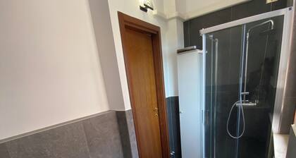 Casa Rina: relax con giardino, 3 camere e parcheggio