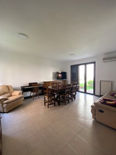 Casa Rina: relax con giardino, 3 camere e parcheggio