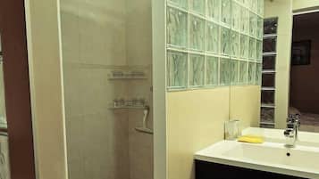 Douche, sĂšche-cheveux, serviettes fournies, savon