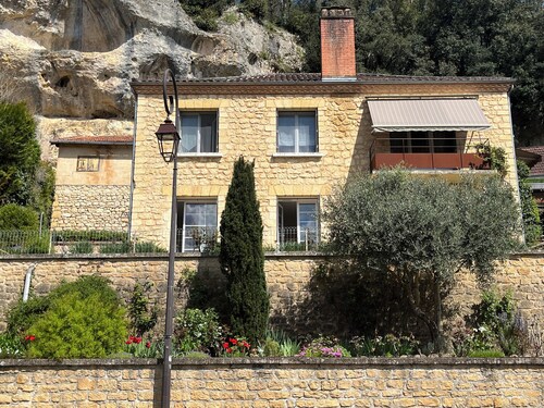 Newly renovated garden apartment, fitted kitchen, Italian shower