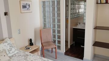 1 slaapkamer, een strijkplank/strijkijzer, reisbedje, gratis wifi