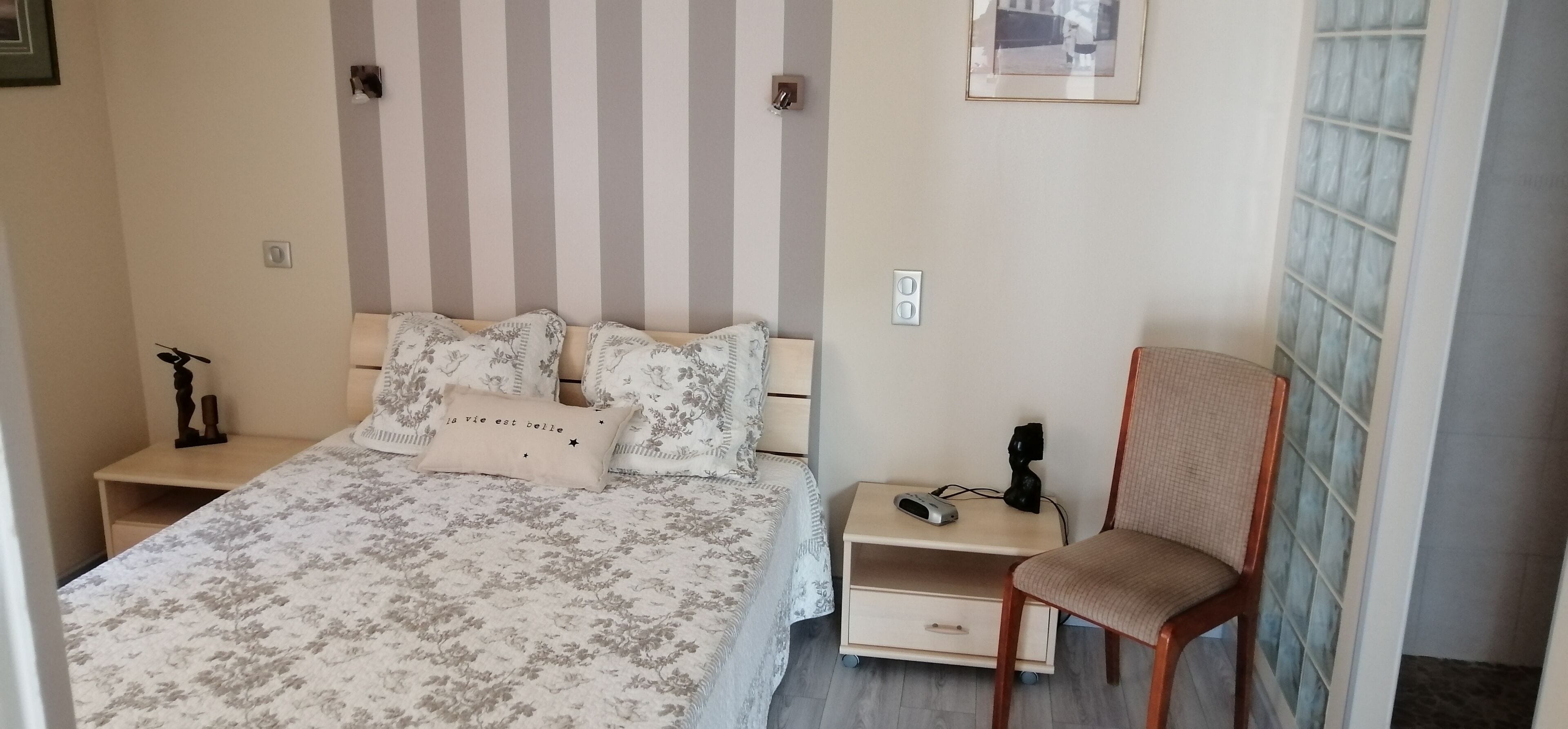 1 dormitorio, cuna de viaje, wifi gratis y ropa de cama