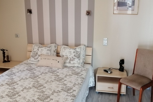 1 dormitorio, cuna de viaje, wifi gratis y ropa de cama