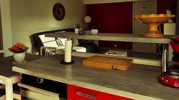 Réfrigérateur, micro-ondes, four, plaque de cuisson