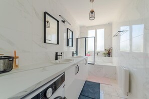 Towels - Cosy Modern Apartment, 1 Minute Walk From Creil Train Station (Creil)