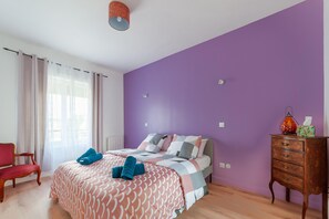 3 bedrooms, iron/ironing board, travel cot, WiFi - Cosy Modern Apartment, 1 Minute Walk From Creil Train Station (Creil)