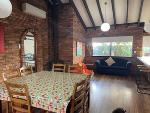 Dining - Ormsby Terrace. Leave car in drive. Beach across the road. Walk to Marina / Town (Mandurah)