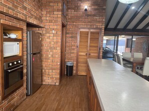 Fridge, microwave, oven, dishwasher - Ormsby Terrace. Leave car in drive. Beach across the road. Walk to Marina / Town (Mandurah)