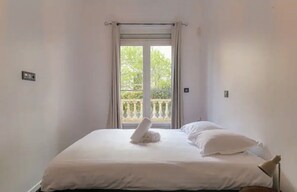 4 bedrooms, iron/ironing board, WiFi, bed sheets