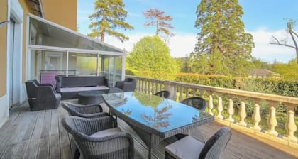 Logement de luxe avec piscine intérieure privée.