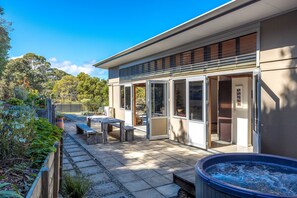 Outdoor dining - Welcome on Wilma by Waiheke Pure - Central location, hot tub, vineyard views (Auckland)