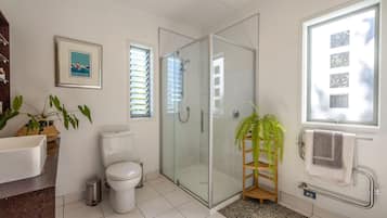 Douche, sĂšche-cheveux