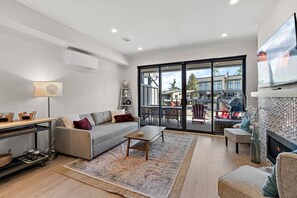 Una televisión, una chimenea