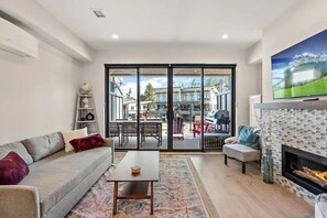 Una televisión, una chimenea