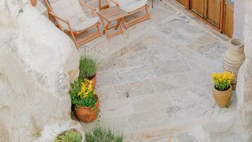 Habitación doble estándar | Área de sala de estar | Televisión de 50 pulgadas con canales vía satélite