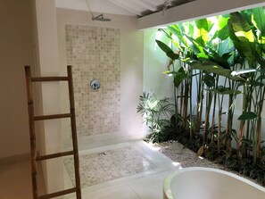 Shower, hair dryer, towels, soap - Villa Marang, Bali - Modern colonial mansion in Canggu! TOP location! (Canggu)