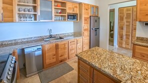 Køleskab, mikrobølgeovn, ovn, kogeplade