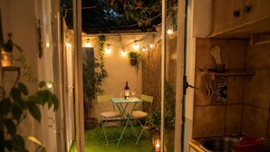Una cocina con un lavamanos, una estufa y una ventana.