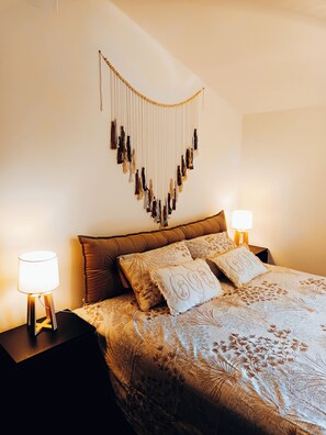 1 makuuhuone, työpöytä, silitysrauta/-lauta, vauvan matkasänky