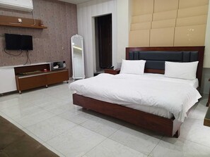 Executive Double Room | 1 bedroom, desk, free WiFi