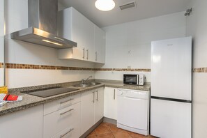 Kühlschrank, Mikrowelle, Ofen, Geschirrspüler