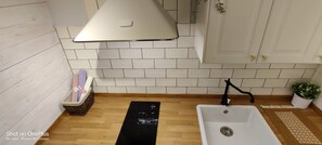 Haartrockner, Handtücher, Seife, Toilettenpapier