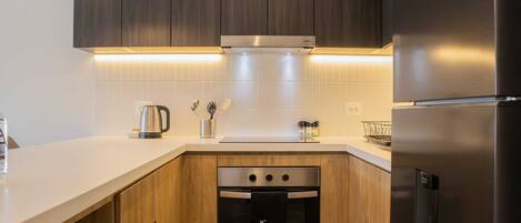 Frigorífico, microondas, horno y placa de cocina