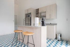 Køleskab, mikrobølgeovn, kogeplade, kaffe-/temaskine