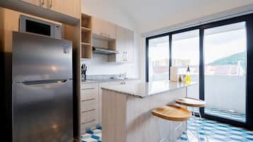 Kühlschrank, Mikrowelle, Herdplatte, Wasserkocher mit Kaffee-/Teezubehör