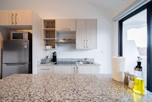 Geladeira, micro-ondas, fogão, cooktop
