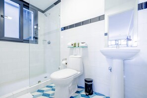 Bruser, hårtørrer, håndklæder