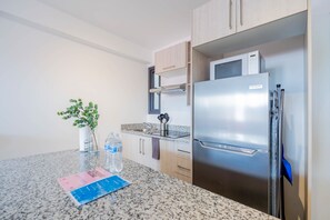 Kühlschrank, Mikrowelle, Herdplatte, Wasserkocher mit Kaffee-/Teezubehör