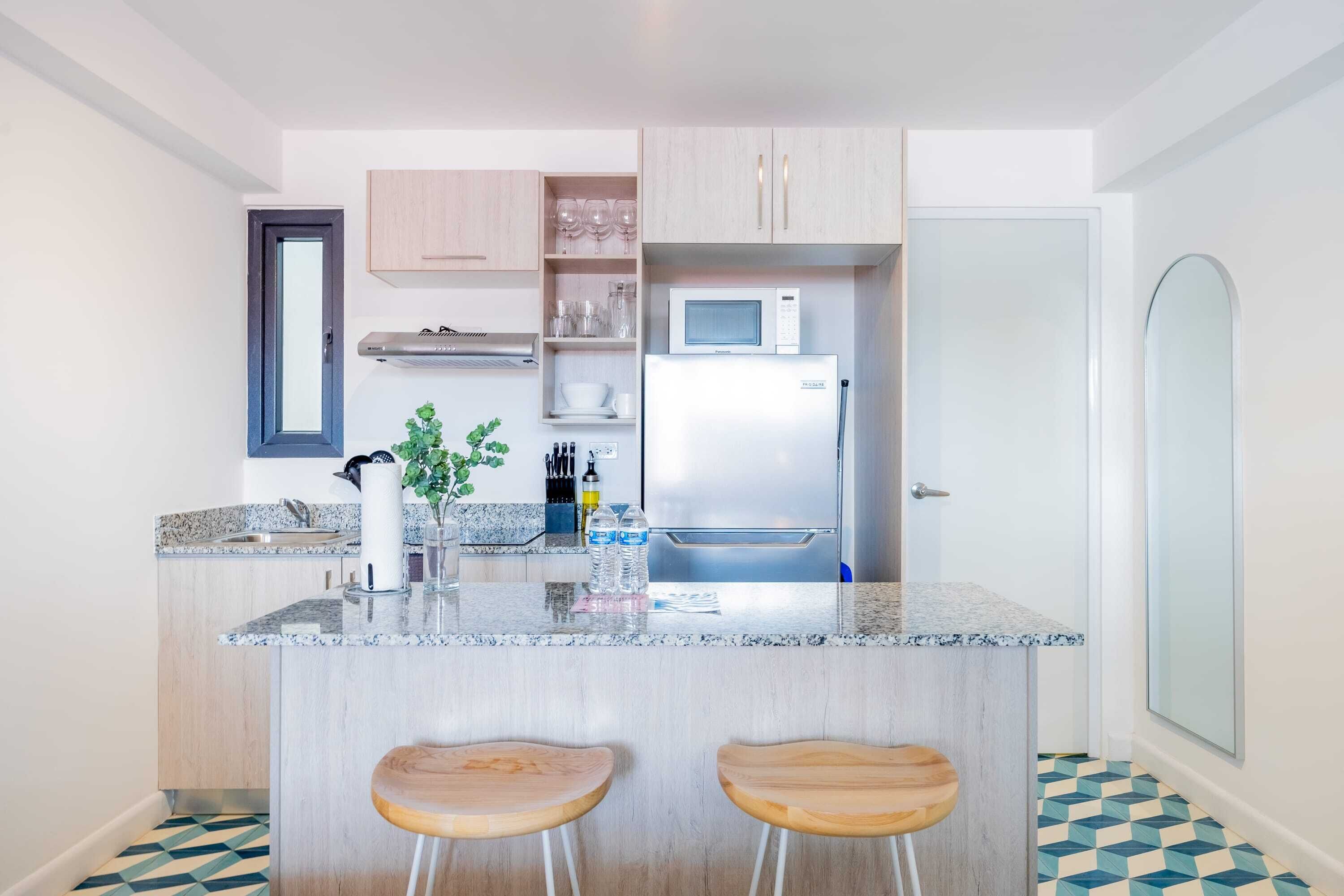Coffee/tea maker, fridge, microwave, stovetop