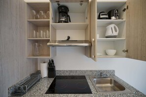 Réfrigérateur, micro-ondes, plaque de cuisson, cafetière/bouilloire