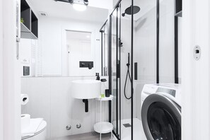 Douche, sèche-cheveux, bidet, serviettes fournies