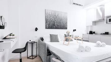 Tabla de planchar con plancha, wifi y ropa de cama