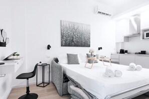 Een strijkplank/strijkijzer, wifi, beddengoed