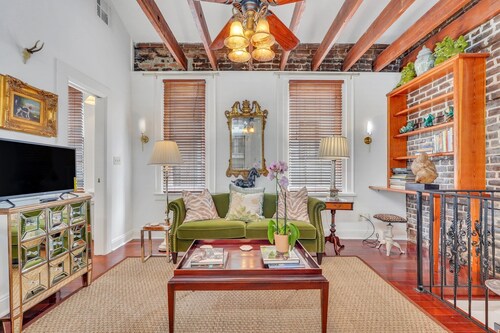Charming Monterey Square Carriage House