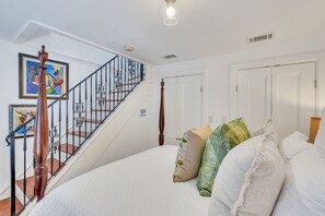 1 bedroom, iron/ironing board, WiFi, bed sheets - Charming Monterey Square Carriage House (Savannah)