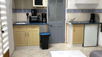 Fridge, microwave, coffee/tea maker, toaster