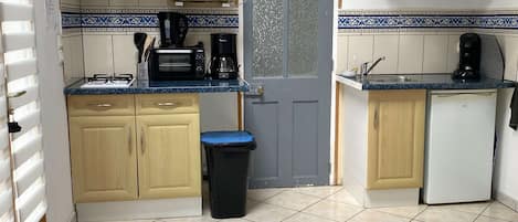 Frigorifero, microonde, macchina per tè/caffè, tostapane