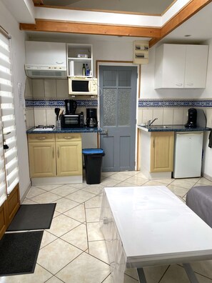 ثلاجة، ميكروويف، ماكينة لصنع القهوة/الشاي، محمصة خبز